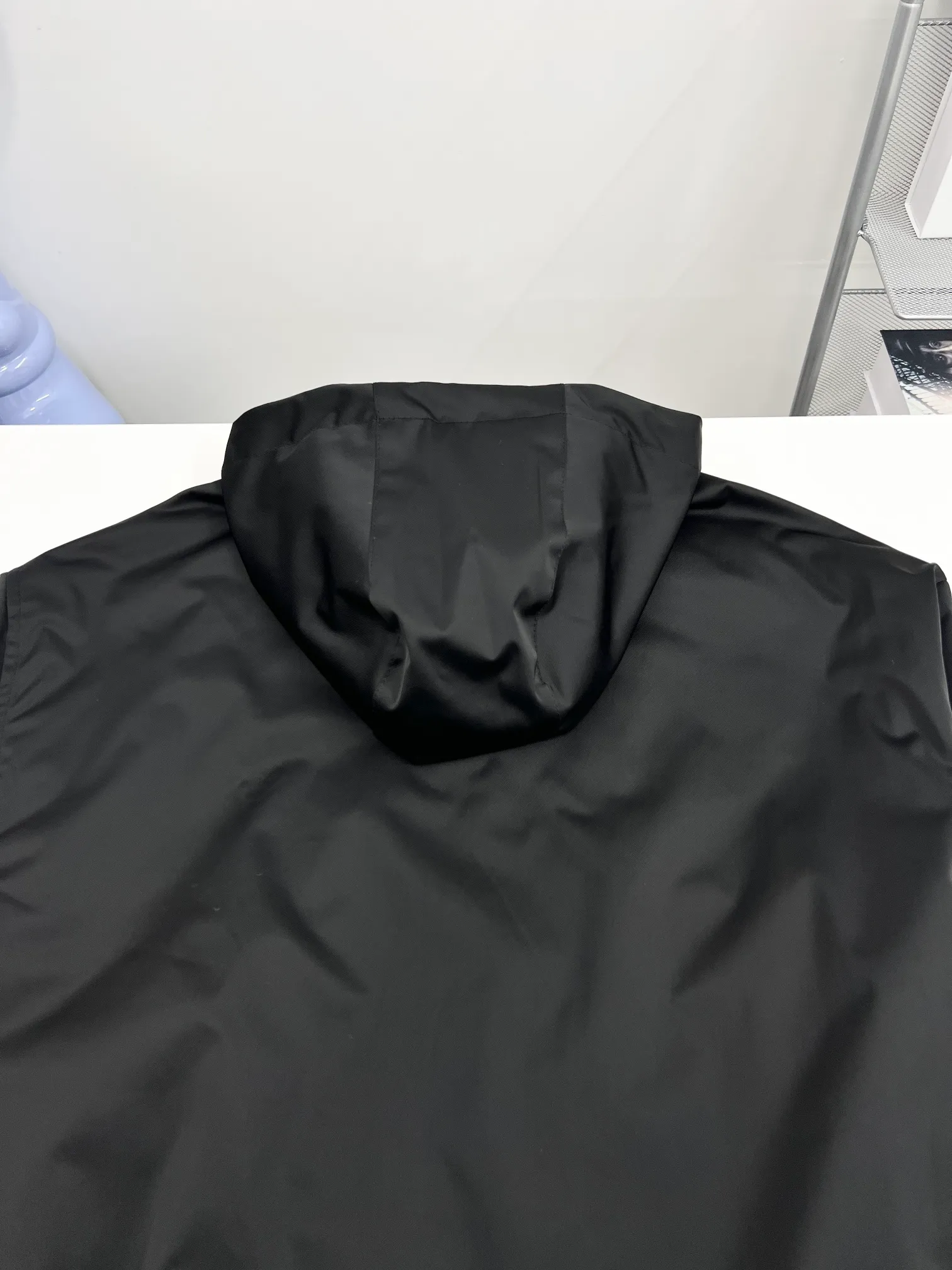 Armani official website Same Style, complete with three labels, on sale in advance. 2026 Autumn and Winter New Arrival men's jacket, Original with complete three labels, Premium version. Custom-made fabrics at the counter. Breathable, high comfort, impeccable details, brand element design concept, reflecting high quality. It feels delicate and soft, presents a casual cut, and has a great upper body shape. Sizes: M～3XL,
